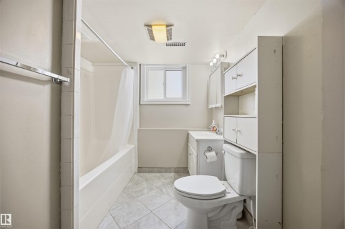 7918 121 Avenue, Edmonton, AB - Indoor Photo Showing Bathroom