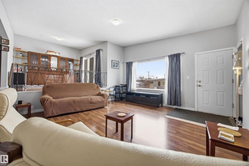 7918 121 Avenue, Edmonton, AB - Indoor Photo Showing Living Room