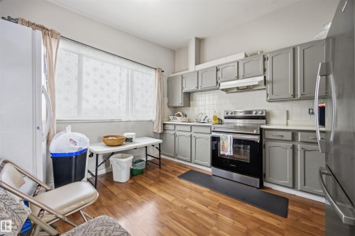 7918 121 Avenue, Edmonton, AB - Indoor Photo Showing Kitchen