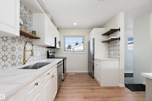 9239 Ottewell Road, Edmonton, AB - Indoor Photo Showing Kitchen