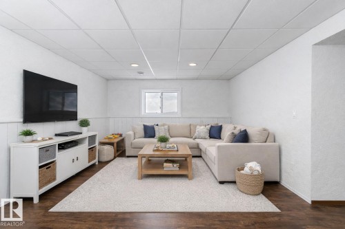 1511 104 Street, Edmonton, AB - Indoor Photo Showing Living Room