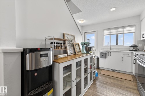 46 850 Secord Boulevard, Edmonton, AB - Indoor Photo Showing Kitchen