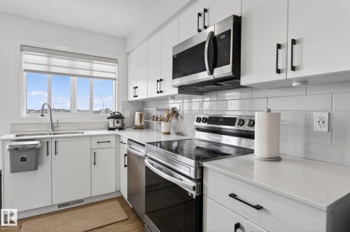 46 850 Secord Boulevard, Edmonton, AB - Indoor Photo Showing Kitchen With Upgraded Kitchen