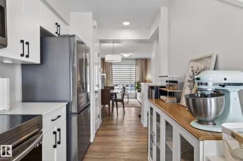 46 850 Secord Boulevard, Edmonton, AB - Indoor Photo Showing Kitchen