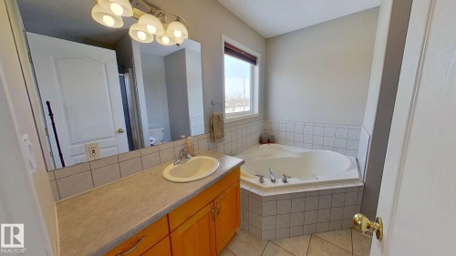 24 Pipestone Drive, Devon, AB - Indoor Photo Showing Bathroom