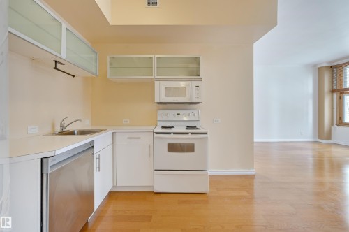 902 10134 100 Street, Edmonton, AB - Indoor Photo Showing Kitchen