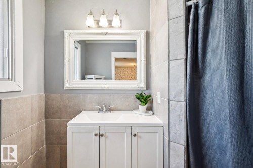 3021 105A Street, Edmonton, AB - Indoor Photo Showing Bathroom