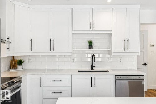 3021 105A Street, Edmonton, AB - Indoor Photo Showing Kitchen With Upgraded Kitchen