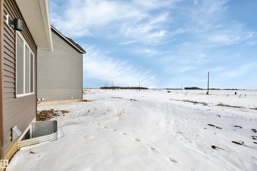 View of snowy yard - 5657 Hawthorn Way, Edmonton, AB - Outdoor