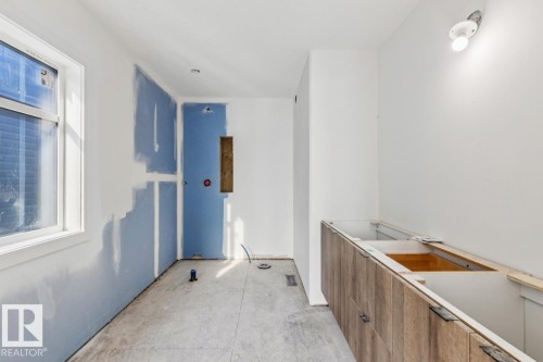 7928 97 Avenue Nw, Edmonton, AB - Indoor