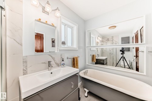 14536 103 Avenue, Edmonton, AB - Indoor Photo Showing Bathroom