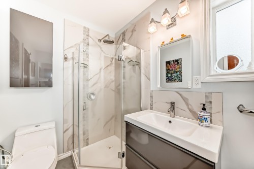14536 103 Avenue, Edmonton, AB - Indoor Photo Showing Bathroom