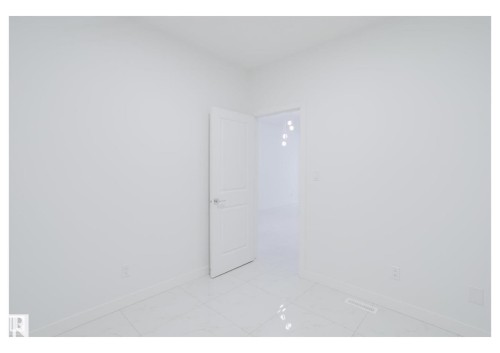 Unfurnished room featuring baseboards - 231 25 Street Sw, Edmonton, AB -  Photo Showing Other Room