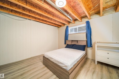 Bedroom with light wood-type flooring - 1179 Oakland Drive, Devon, AB - Indoor Photo Showing Basement