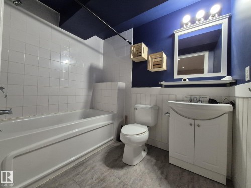 Edmonton, AB - Indoor Photo Showing Bathroom