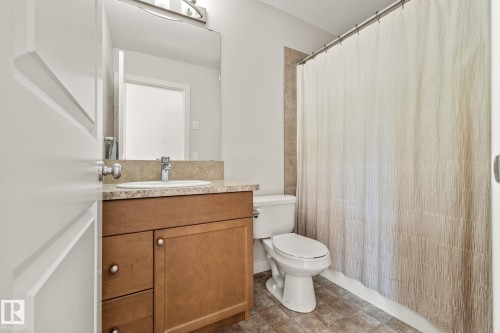 724 40 Avenue, Edmonton, AB - Indoor Photo Showing Bathroom