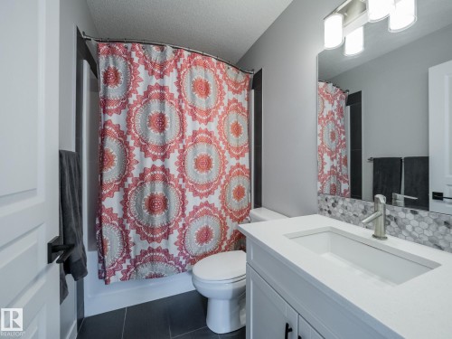 289 Hawks Ridge Boulevard, Edmonton, AB - Indoor Photo Showing Bathroom