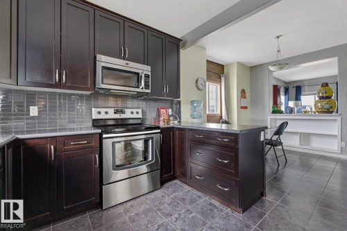 937 Crystallina Nera Way, Edmonton, AB - Indoor Photo Showing Kitchen With Upgraded Kitchen