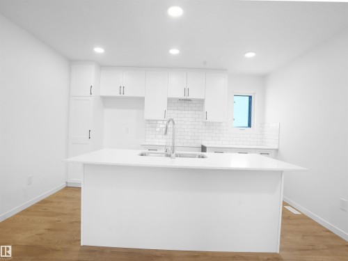 2 1209 Keswick Drive, Edmonton, AB - Indoor Photo Showing Kitchen