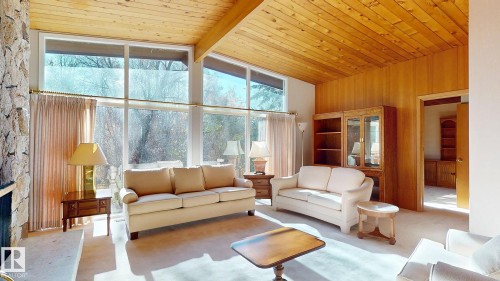 13 Valleyview Crescent, Edmonton, AB - Indoor Photo Showing Living Room