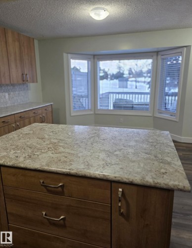 105 1 Aberdeen Way, Stony Plain, AB - Indoor Photo Showing Kitchen