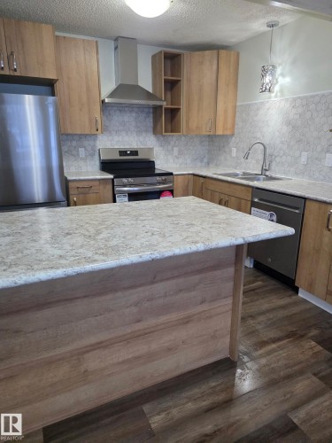 105 1 Aberdeen Way, Stony Plain, AB - Indoor Photo Showing Kitchen