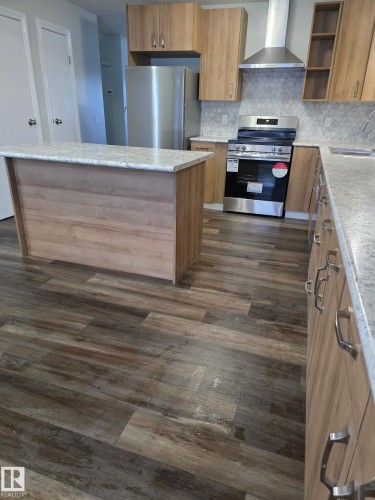 105 1 Aberdeen Way, Stony Plain, AB - Indoor Photo Showing Kitchen With Double Sink