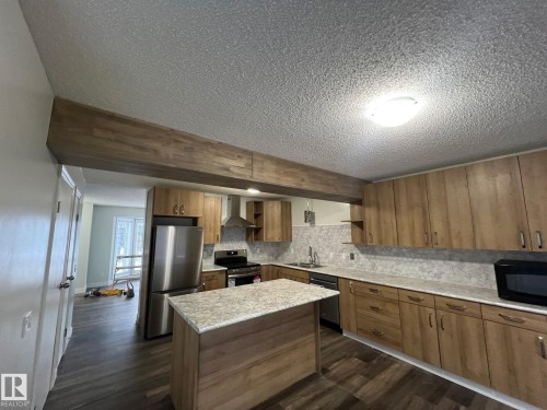 105 1 Aberdeen Way, Stony Plain, AB - Indoor Photo Showing Kitchen