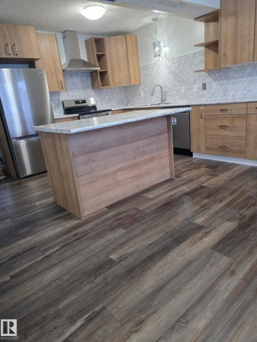 105 1 Aberdeen Way, Stony Plain, AB - Indoor Photo Showing Kitchen