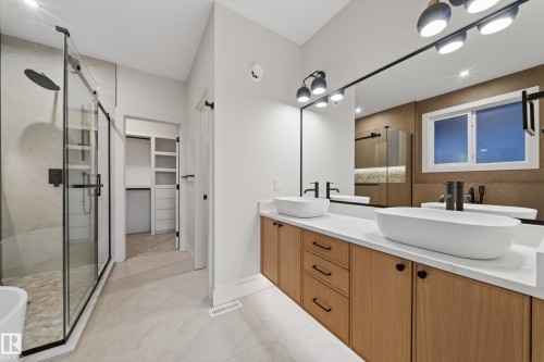 4276 Charles Close, Edmonton, AB - Indoor Photo Showing Bathroom