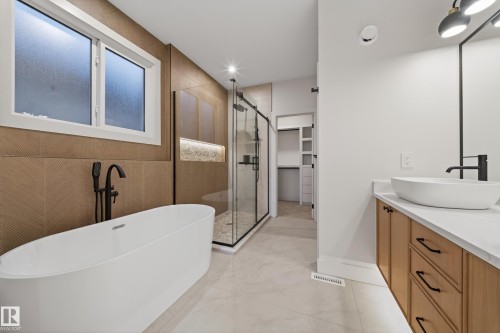 4276 Charles Close, Edmonton, AB - Indoor Photo Showing Bathroom