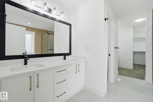 3311 Chernowski Way, Edmonton, AB - Indoor Photo Showing Bathroom