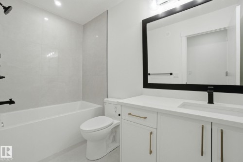 3311 Chernowski Way, Edmonton, AB - Indoor Photo Showing Bathroom