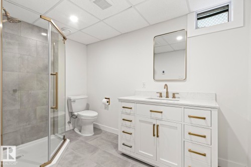 10629 79 Street, Edmonton, AB - Indoor Photo Showing Bathroom