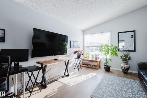 6 Kiniski Crescent, Edmonton, AB - Indoor Photo Showing Living Room