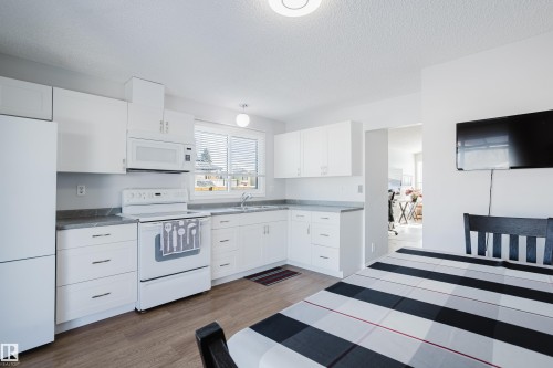 6 Kiniski Crescent, Edmonton, AB - Indoor Photo Showing Kitchen