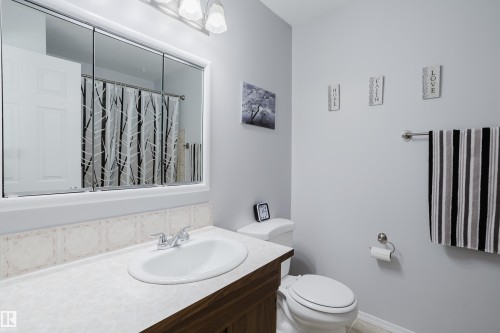 6 Kiniski Crescent, Edmonton, AB - Indoor Photo Showing Bathroom