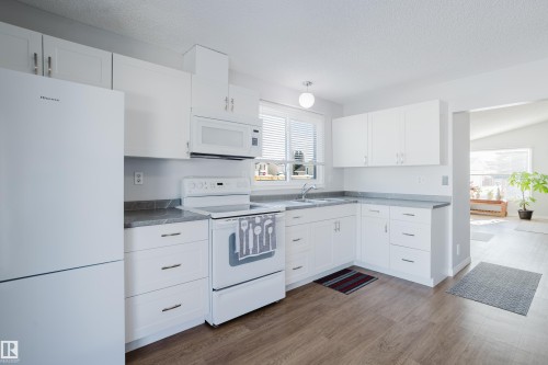 6 Kiniski Crescent, Edmonton, AB - Indoor Photo Showing Kitchen