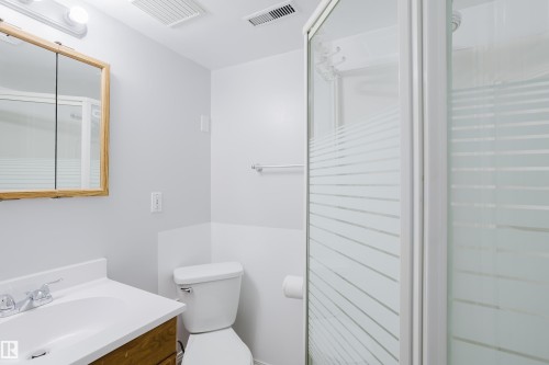 6 Kiniski Crescent, Edmonton, AB - Indoor Photo Showing Bathroom