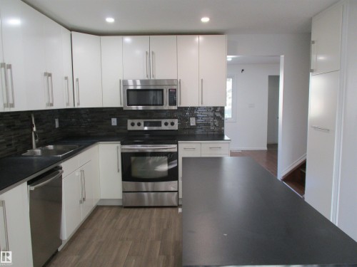 16520 115 Street, Edmonton, AB - Indoor Photo Showing Kitchen With Upgraded Kitchen