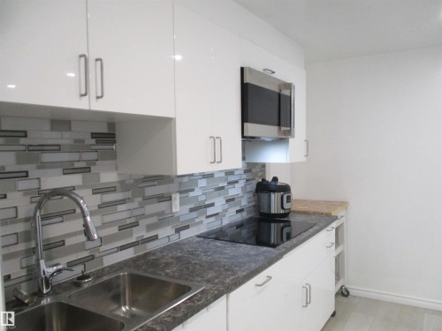 16520 115 Street, Edmonton, AB - Indoor Photo Showing Kitchen With Double Sink With Upgraded Kitchen