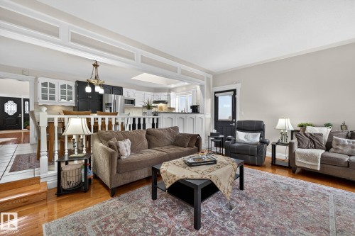 158 Wolf Ridge Place, Edmonton, AB - Indoor Photo Showing Living Room