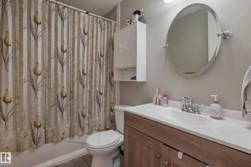 9909 171 Avenue, Edmonton, AB - Indoor Photo Showing Bathroom