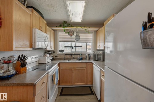 9909 171 Avenue, Edmonton, AB - Indoor Photo Showing Kitchen