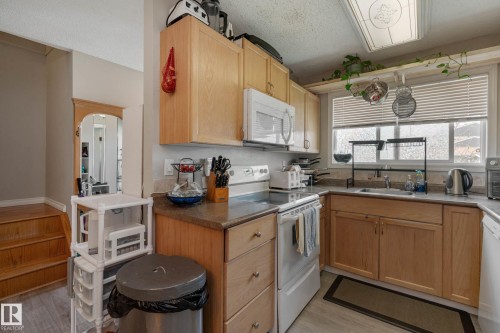 9909 171 Avenue, Edmonton, AB - Indoor Photo Showing Kitchen