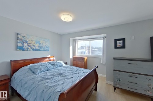 Bedroom featuring baseboards and light wood-style floors - 121 1 Aberdeen Way, Stony Plain, AB - Indoor Photo Showing Bedroom
