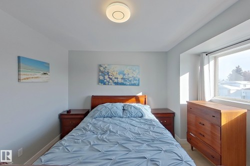 Bedroom with baseboards - 121 1 Aberdeen Way, Stony Plain, AB - Indoor Photo Showing Bedroom
