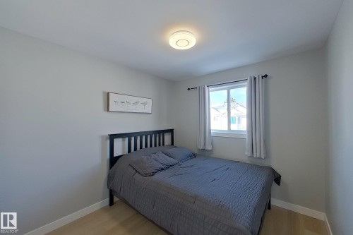 Bedroom featuring light wood finished floors and baseboards - 121 1 Aberdeen Way, Stony Plain, AB - Indoor Photo Showing Bedroom