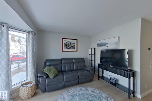 Living room with light wood-type flooring and baseboards - 121 1 Aberdeen Way, Stony Plain, AB - Indoor Photo Showing Living Room