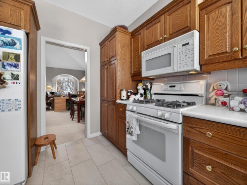 403 Twin Brooks Crescent, Edmonton, AB - Indoor Photo Showing Kitchen